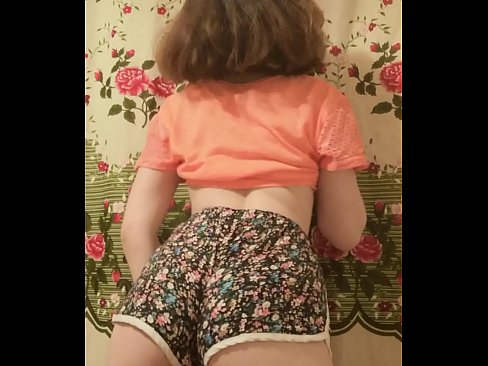 ❤️ セクシーな若いベイブがカメラでショーツを脱ぐ ❤ ジャストポルノ ❌️❤