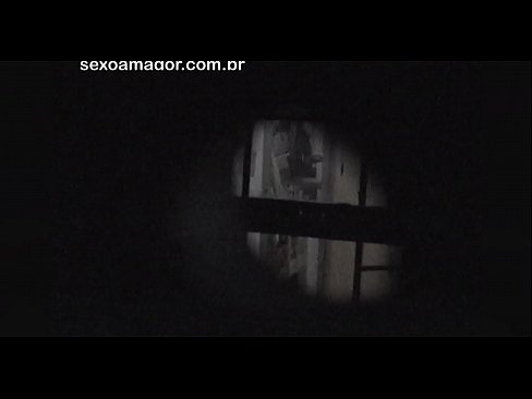 ❤️ ブロンドが空洞のレンガの後ろに隠れた近所の盗撮犯に密かにビデオ撮影される ❤ ジャストポルノ ❌️❤