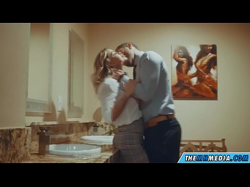 ❤️ 公衆トイレで巨乳金髪美女に誘惑されたら ❤ ジャストポルノ ❌️❤